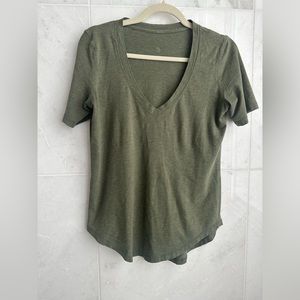 Lululemon V-Neck Love T-shirt in Olive Green
